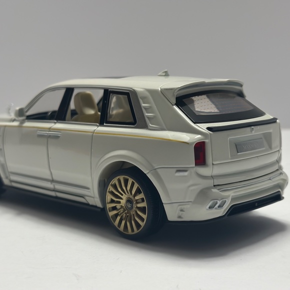 1:24 rolls royce cullinan mansory Diecast with LED HEADLIGHT AND TAILLIGHT WHITE - Picture 4 of 12